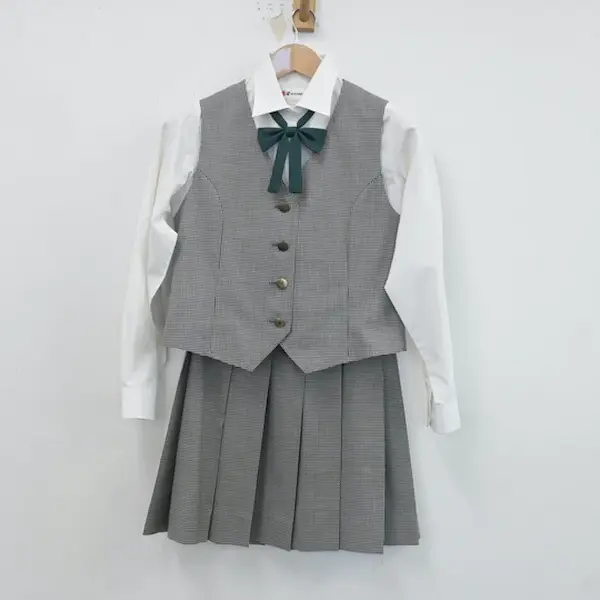 岡山城東高等学校の女子制服