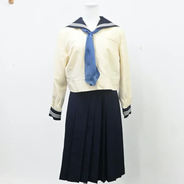 東京女学館高等学校の冬服