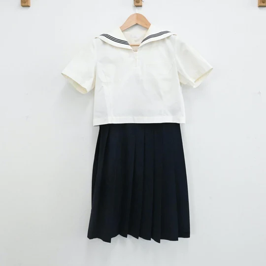 博多高等学校の夏服