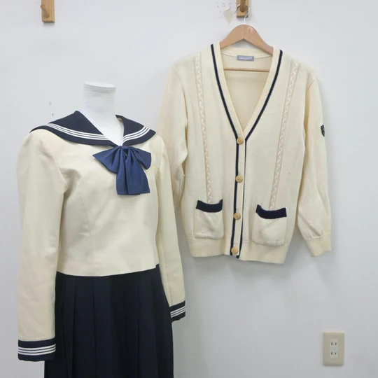 博多女子高校の冬服とカーディガン