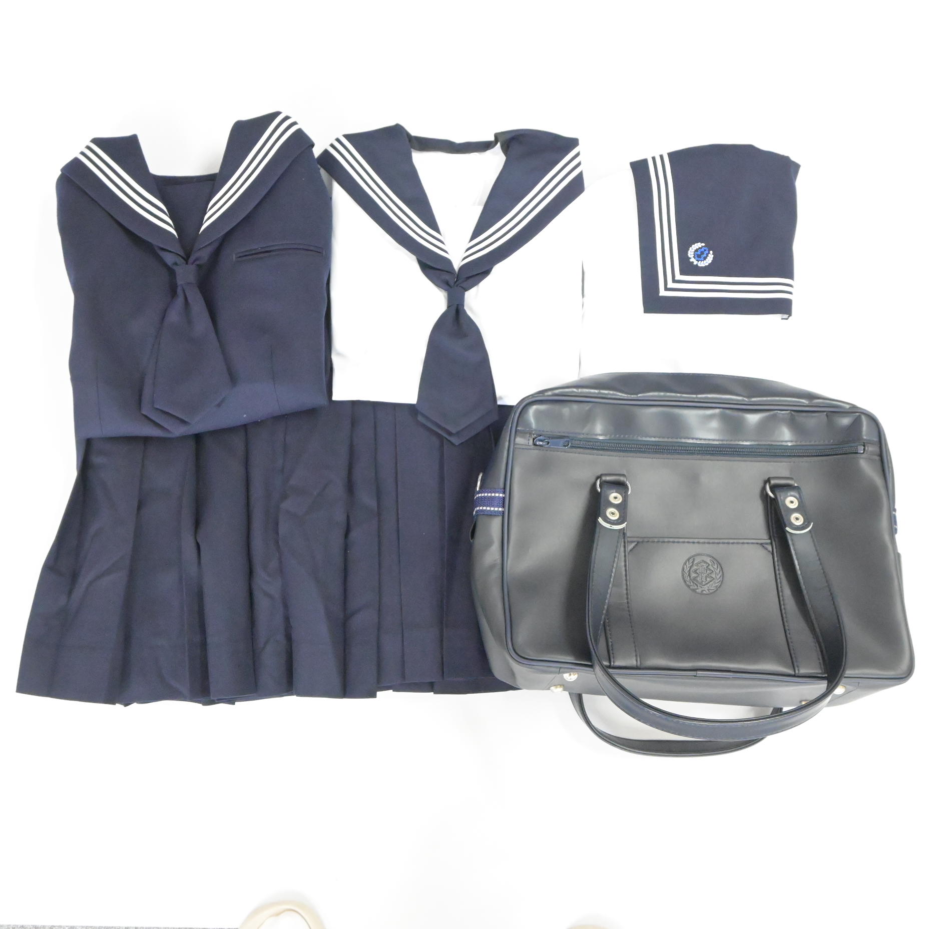 ラミパスで実際に買取した和洋国府台女子高等学校の制服一式セット。冬服セーラーブラウス、スカート、夏服、リボン、指定バッグなどがまとまった実際の買取事例の写真