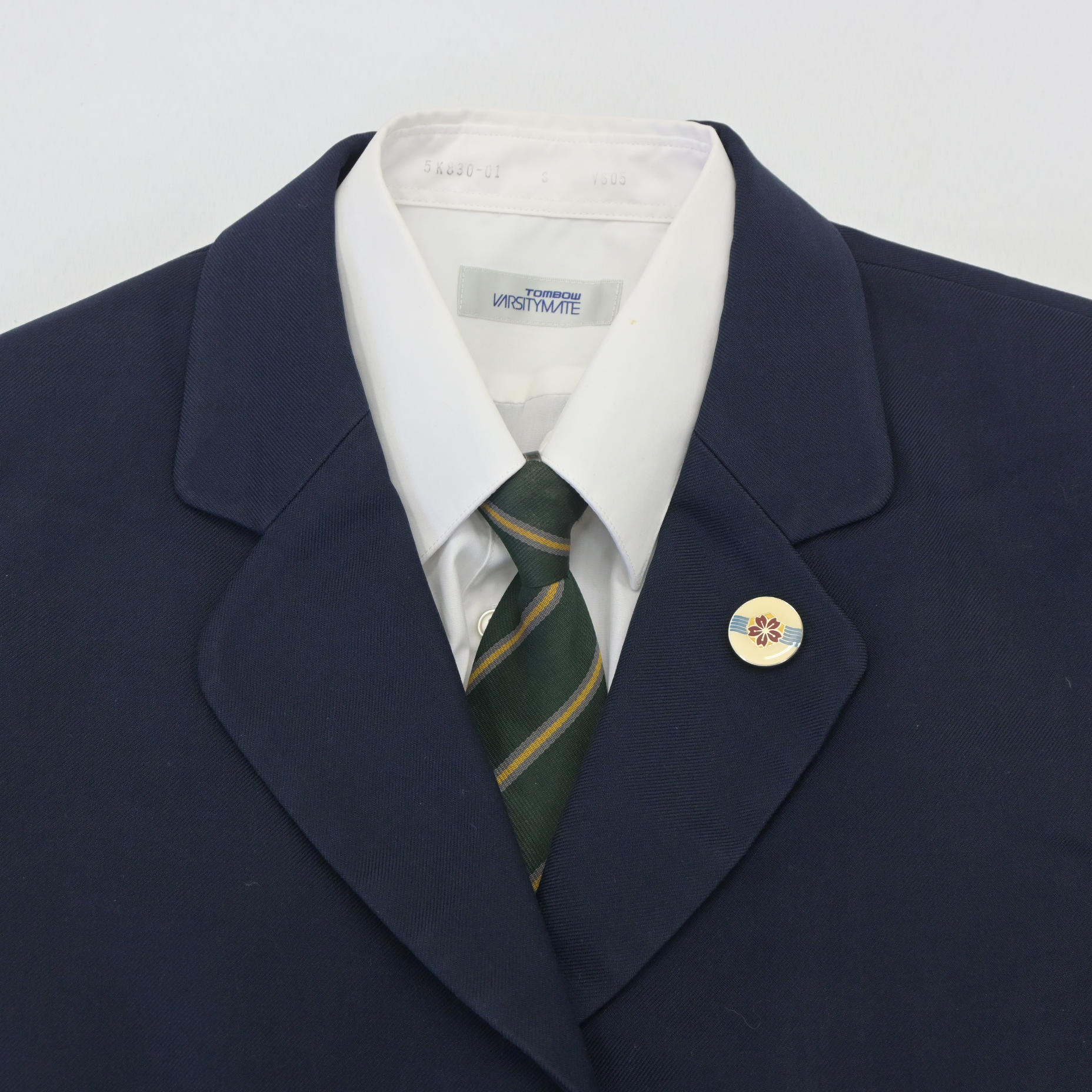 制服買取 高評価の例｜リボン・校章・ネクタイなど付属品が揃った制服