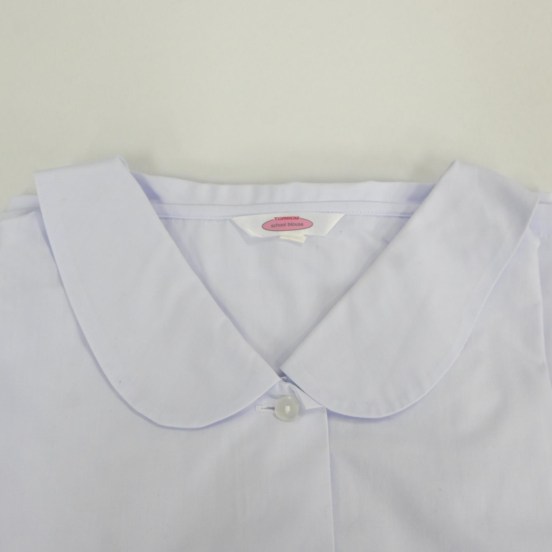 制服買取 高評価の例｜新品同様の清潔な襟元アップ