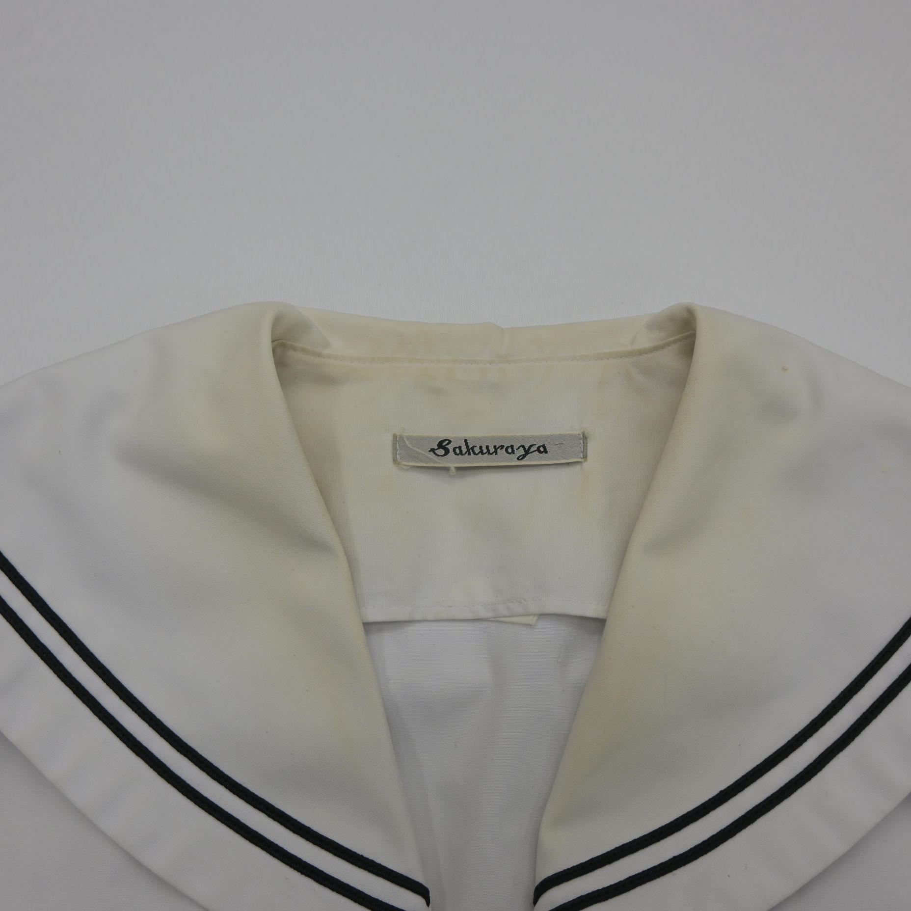 制服買取 査定に影響する例｜黄ばみ・シミ・破れのある制服