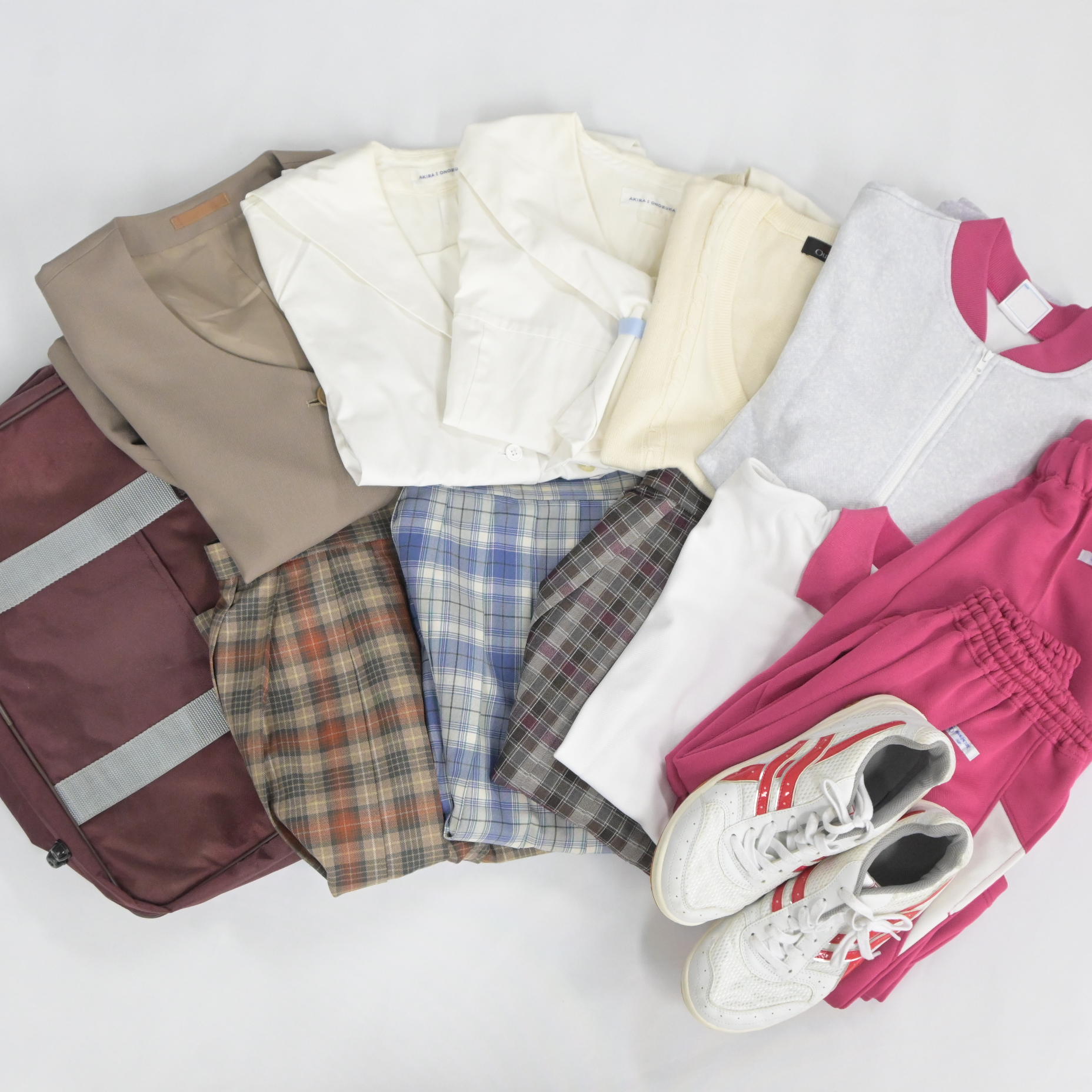 制服買取 高評価の例｜夏服・冬服フルセットが揃った状態