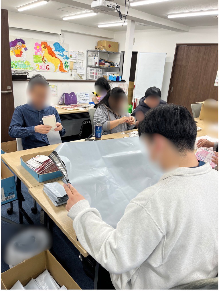 西川口カルディアのスタッフが買取キットを手作業で制作している様子