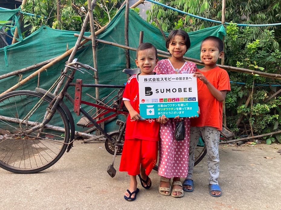 古着deワクチンの選別センターで働くスタッフと子ども