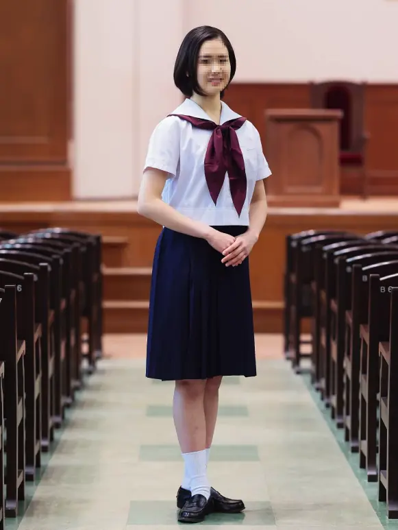 東洋英和女学院の夏服制服｜白セーラー服にガーネットのシルクネクタイと濃紺プリーツスカートのデザイン