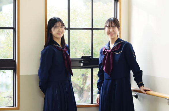 東洋英和女学院の冬服制服｜濃紺セーラー服にガーネットのシルクネクタイとマリーゴールドのラインが特徴