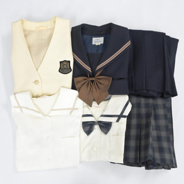 岡山県立岡山南高校の制服を買取いたしました。