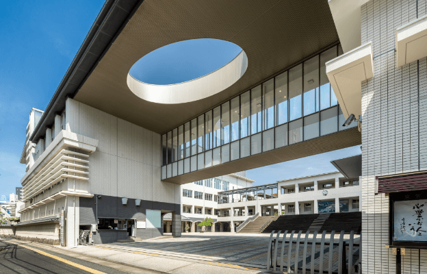 筑紫女学園中学校・高等学校の正門外観