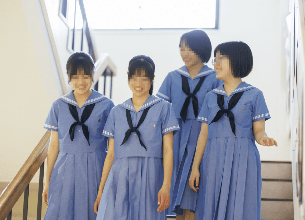 福岡女学院中学校・高等学校の夏服制服（水色セーラー服）