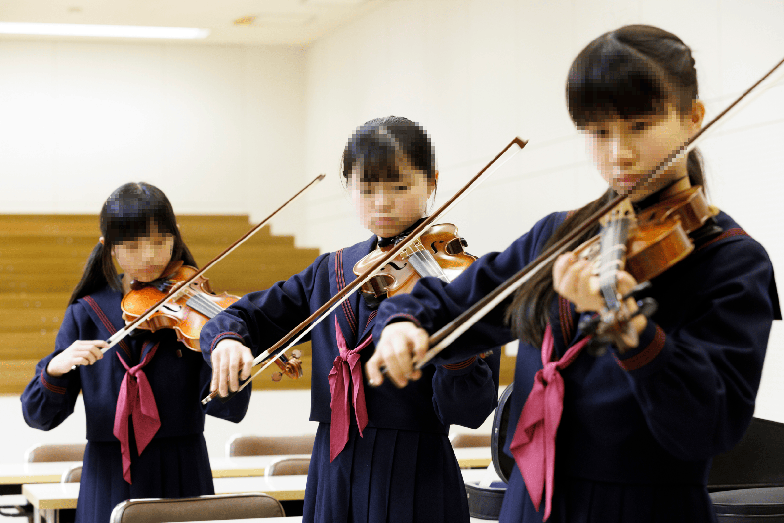 福岡女学院中学校・高等学校の冬服制服（紺のセーラー服）