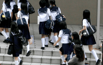 雙葉高校の女子生徒が制服（ネイビーセーラー服）を着て登校している様子
