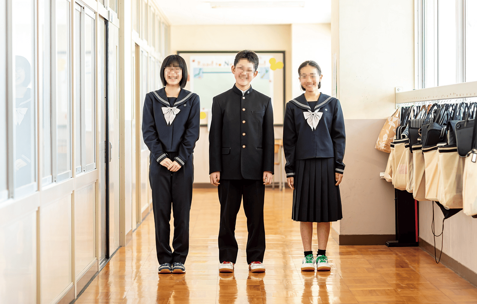 北陸学園 北陸中学校の冬服制服｜男子は黒学ラン（金ボタン）、女子は紺セーラー服に白リボン・スカートまたはスラックス選択制