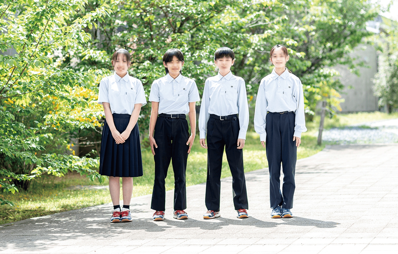北陸学園 北陸中学校の夏服制服｜男女ともにブルーストライプポロシャツ着用、女子は紺スカート・男子は紺スラックス