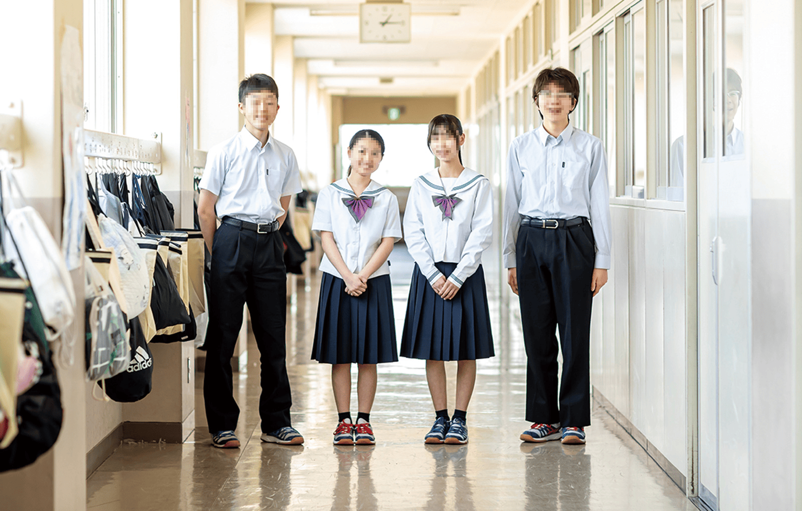 北陸学園 北陸中学校の夏服制服｜女子は白セーラー服に紫リボン・紺スカート、男子は白シャツに紺スラックス