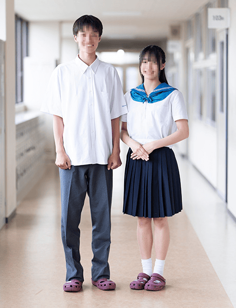 北陸学院高等学校の夏服制服 男子白シャツ・女子白セーラー服(ブルーリボン)
