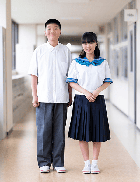 北陸学院中学校の夏服制服 男子白シャツ・女子白セーラー服(ブルーリボン)