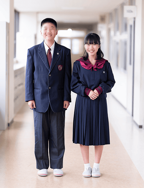 北陸学院中学校の冬服制服 男子紺ブレザー・女子紺セーラー服(エンジリボン)