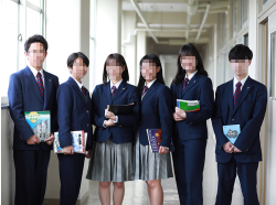 名古屋市立名東高等学校の制服 紺色ブレザーと千鳥格子スカートを着た男女生徒