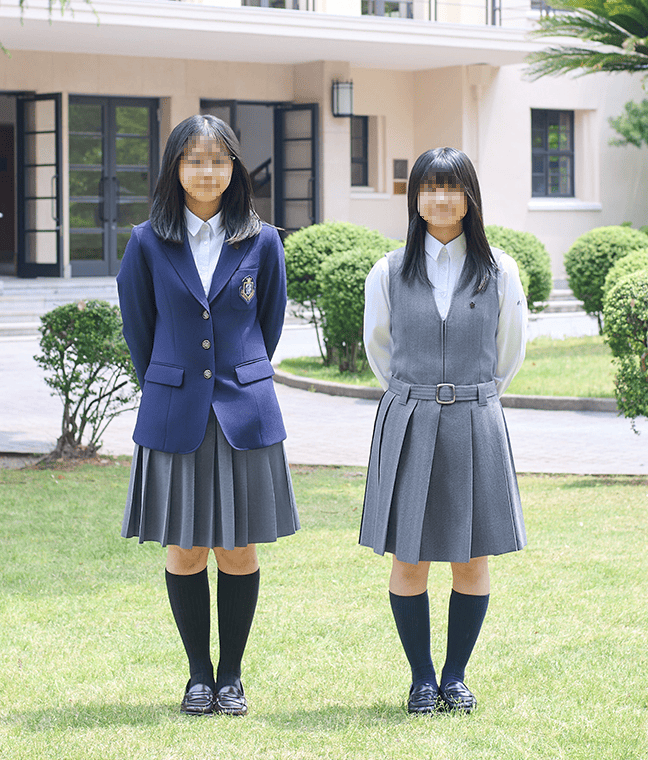 大阪女学院の冬服制服｜紺ブレザー・グレースカート・ジャンパースカートのコーディネート