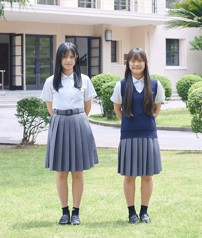 大阪女学院の夏服制服｜白半袖シャツ・グレースカート・ニットベストのコーディネート