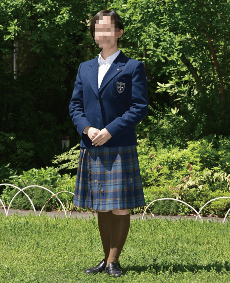 頌栄女子学院中学校の冬服制服｜紺ブレザーと青系タータンチェックスカート