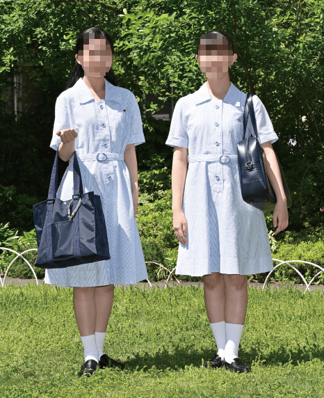 頌栄女子学院の盛夏服｜水色ワンピースタイプの夏季制服