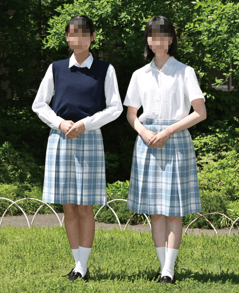 頌栄女子学院の夏服制服｜紺ベストと白ブラウスに水色チェックスカートのスタイル