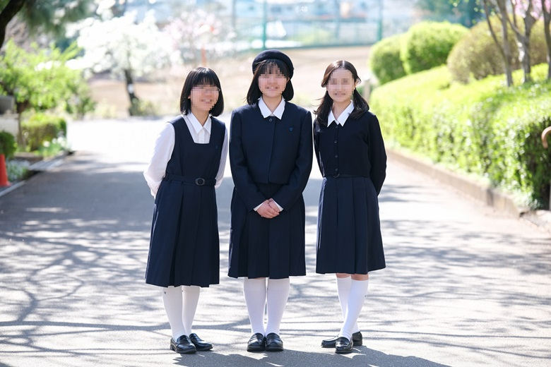東京純心女子中学校の冬服制服｜紺ジャンパースカート・ボレロ・ベレー帽