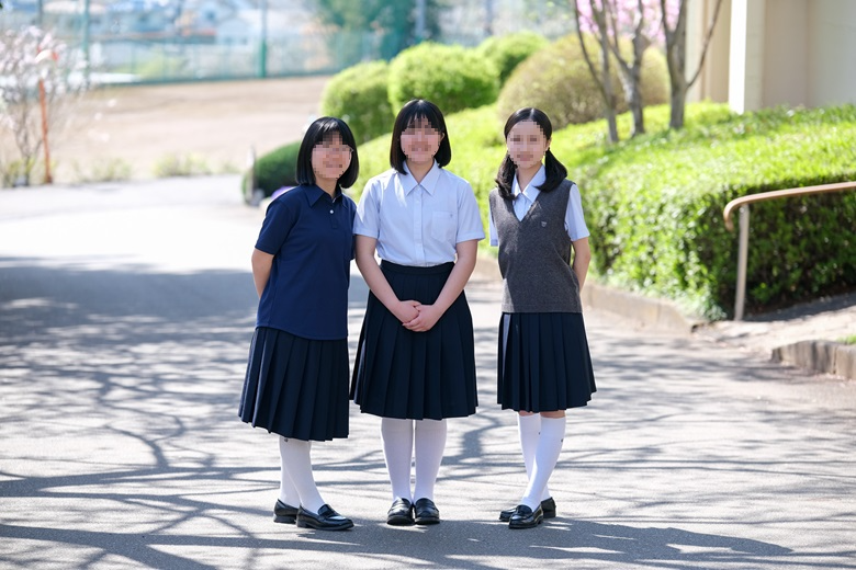 東京純心女子中学校の夏服制服｜紺スカート・白ブラウス・ベスト
