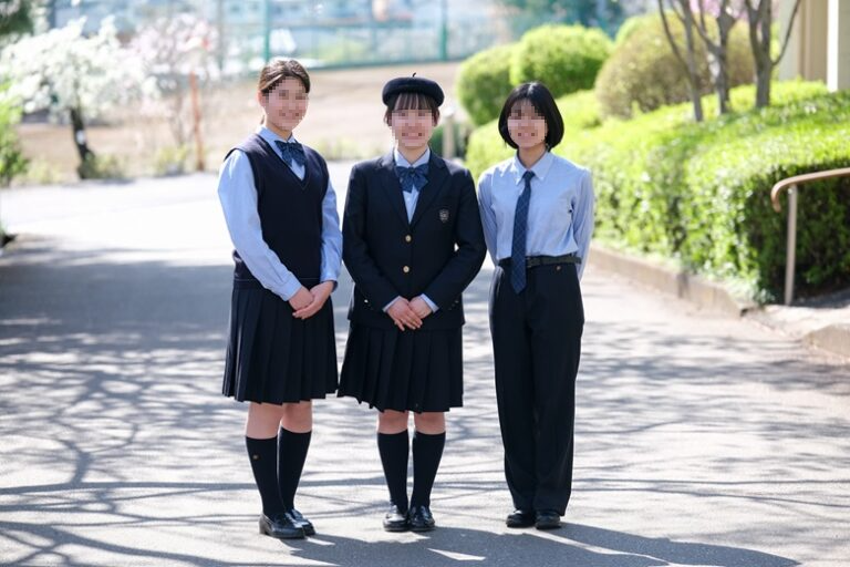 東京純心女子高等学校の冬服制服｜BEAMSプロデュース・紺ブレザー・ベレー帽