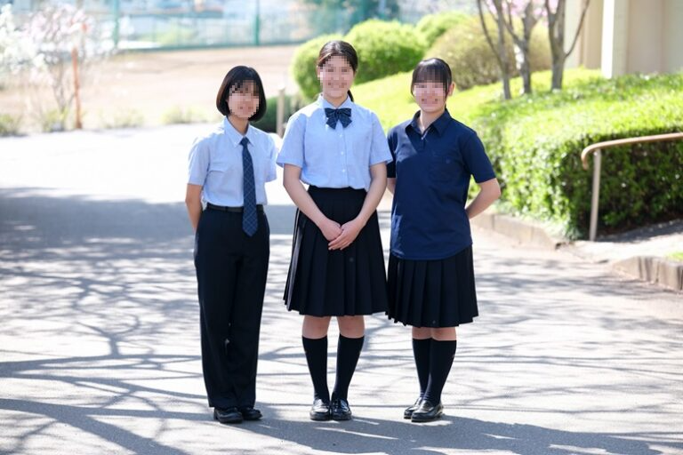 東京純心女子高等学校の夏服制服｜水色ブラウス・紺スカート・スラックスタイプ