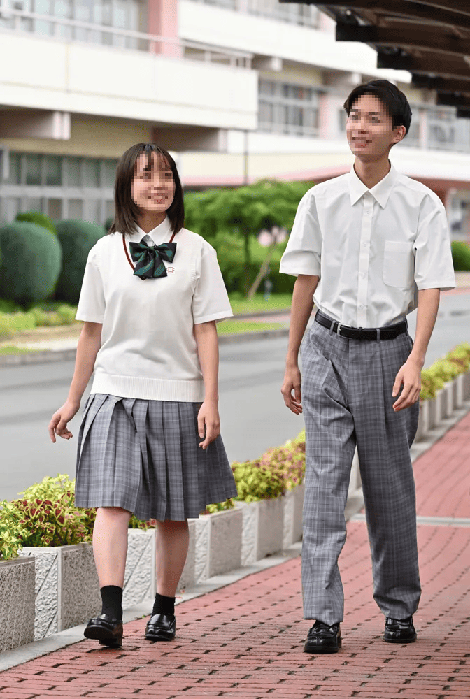浦和学院高校の男女夏服制服（屋外）