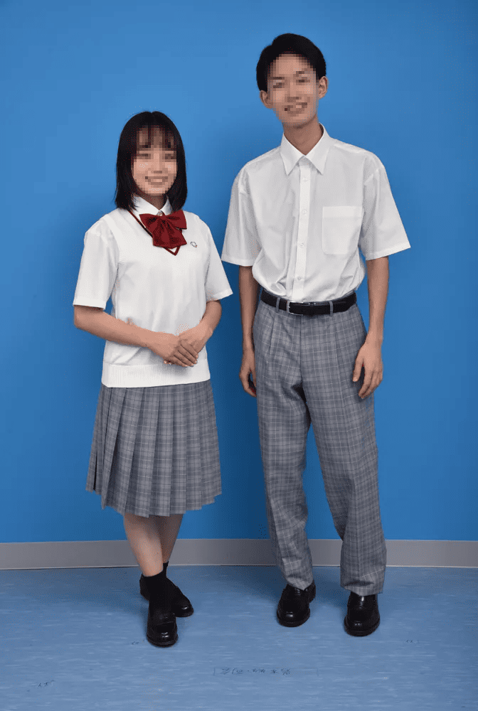 浦和学院高校の男女夏服制服（屋内）