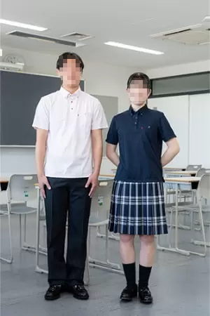 山村学園高等学校の夏服。男子は白ポロシャツ＋スラックス、女子はネイビーポロシャツ＋チェックスカート