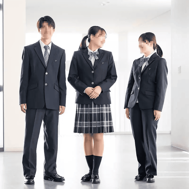 山村学園高等学校の冬服制服。男子はブレザー＋スラックス、女子はブレザー＋チェックスカートまたはスラックス