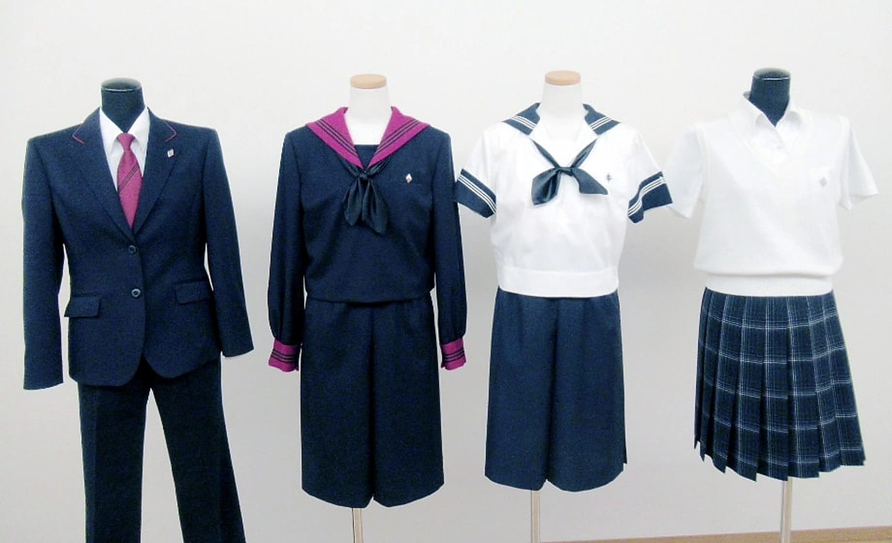 横浜共立学園の制服4種類。左からスラックス、冬服セーラー、夏服セーラー、盛夏服