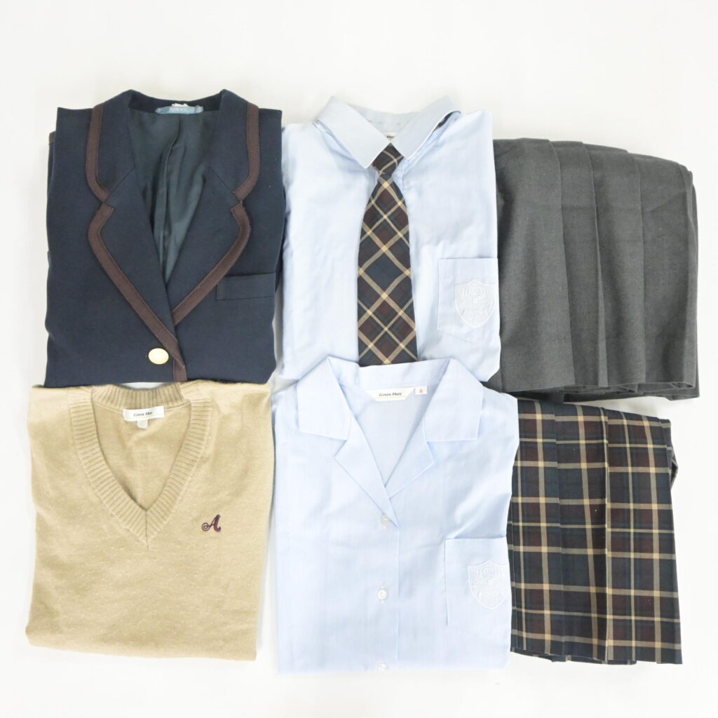 東京都私立愛国学園高校の制服を買取致しました。 アイキャッチ画像