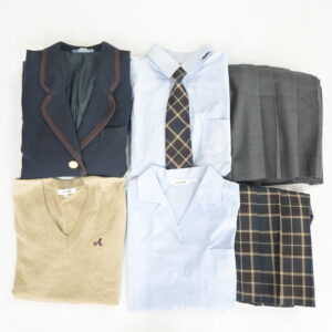 東京都私立愛国学園高校の制服を買取致しました。 アイキャッチ画像