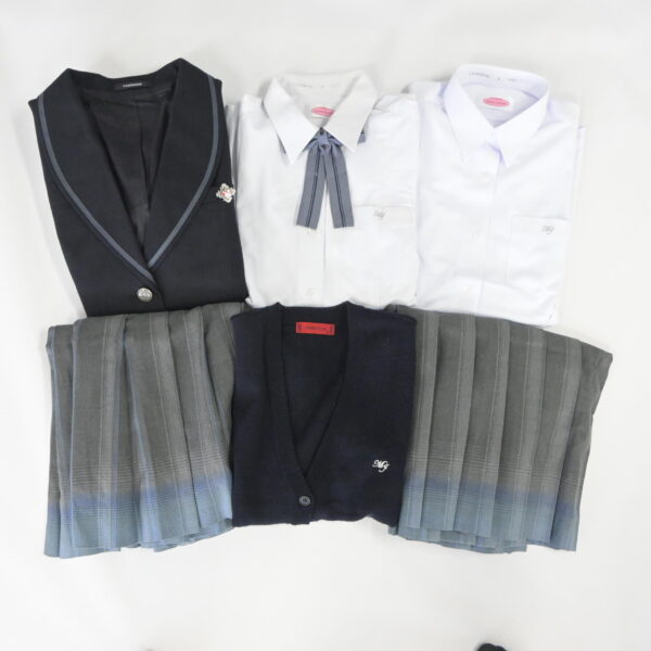 神奈川県私立聖園女学院高校の制服を買取いたしました