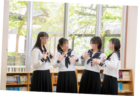 足利大学附属女子高等学校の制服（セーラー服）を着た生徒が図書室で学ぶ様子