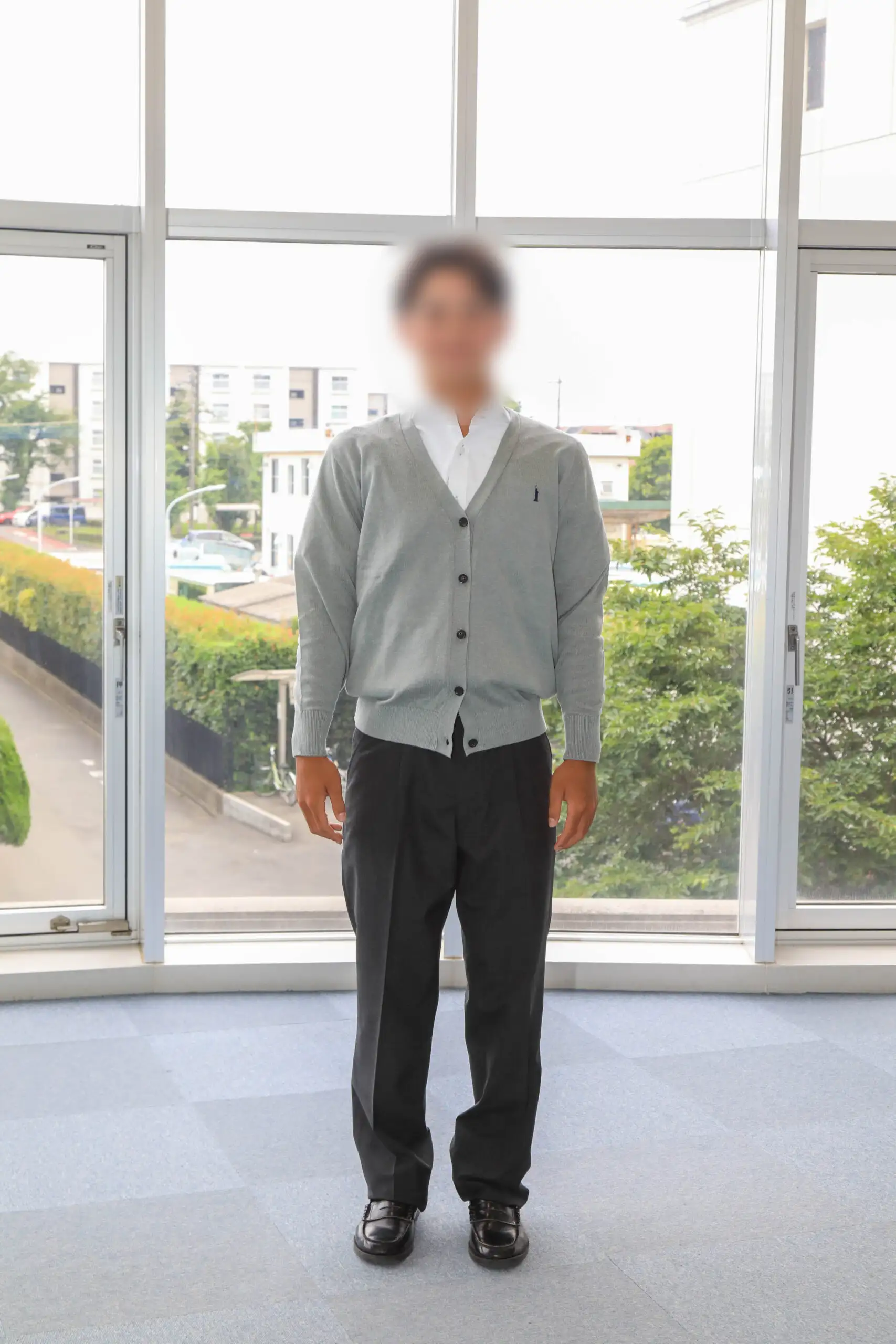文華女子高等学校（東京文華高等学校）の男子合服。ライトグレーのVネックカーディガンに白シャツ、ダークグレーのスラックスを合わせた春秋向けスタイル