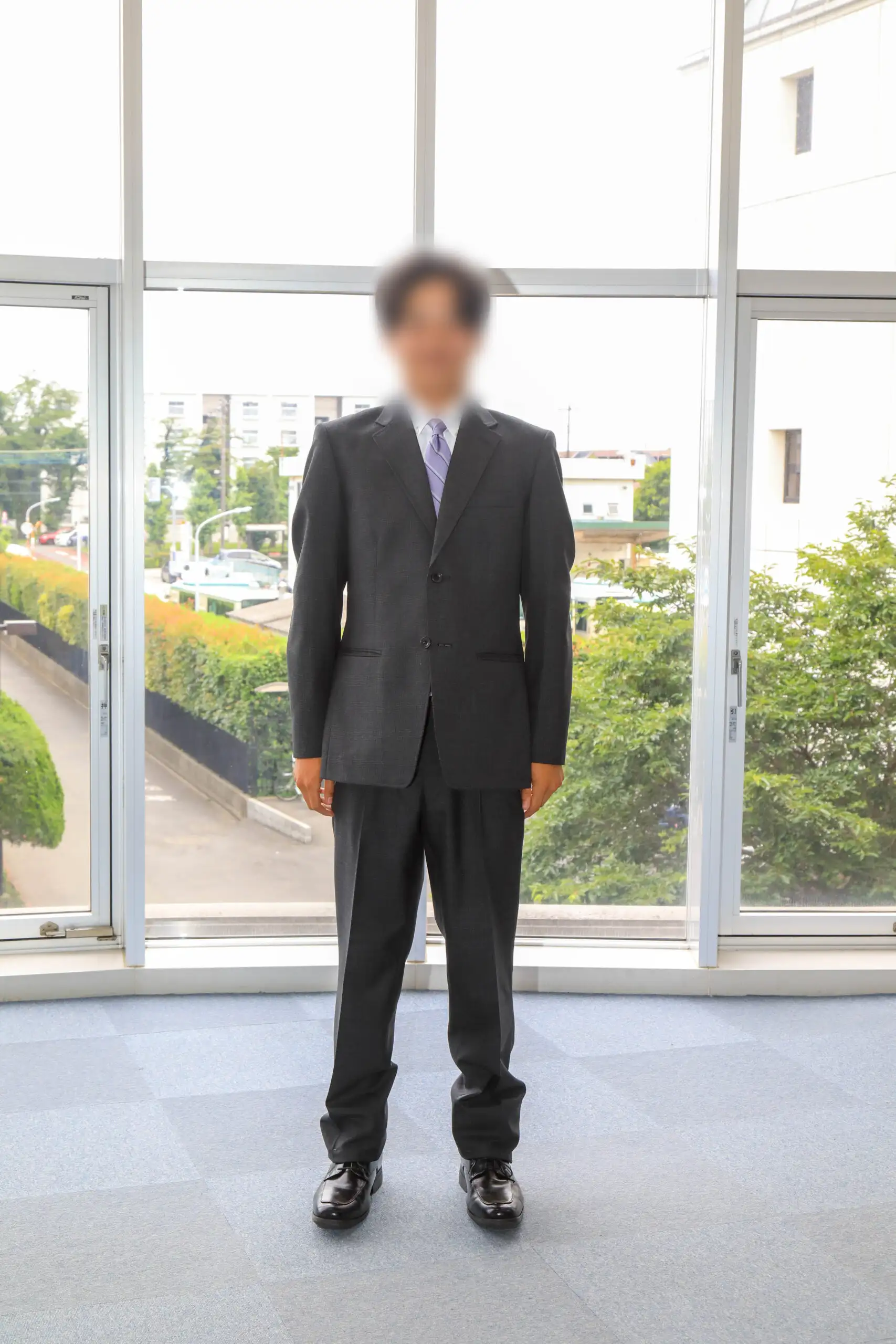文華女子高等学校（東京文華高等学校）の男子冬服。ダークグレーのジャケットに白シャツ、パープル系のストライプネクタイ、ダークグレーのスラックスを合わせたセットアップ