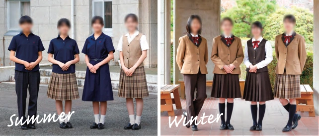 不二聖心女子学院 中学校・高等学校の生徒が着用する夏服と冬服の比較。左が夏服、右が冬服の集合写真