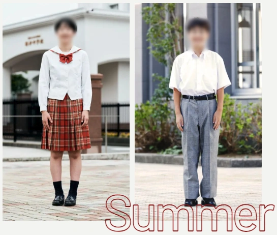 福井工業大学附属福井中学校の夏服を着用した女子・男子生徒。女子は白のセーラーカラー風ブラウスに赤リボン、赤系チェック柄プリーツスカート、男子は白の半袖シャツにグレーのスラックスを着用