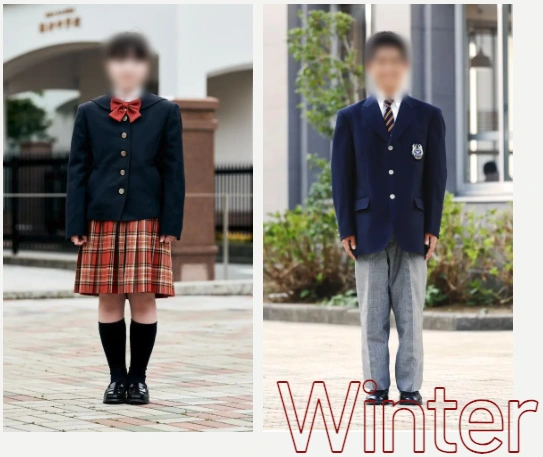 福井工業大学附属福井中学校の冬服を着用した女子・男子生徒。女子は紺ブレザーに赤リボン・赤系チェック柄プリーツスカート、男子は紺ブレザーにストライプネクタイ・グレースラックスを着用