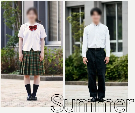 福井工業大学附属福井高等学校の夏服を着用した女子・男子生徒。女子は白のセーラーカラー風ブラウスに赤リボン、緑系チェック柄プリーツスカート、男子は白の長袖シャツに紺系チェック柄スラックスを着用