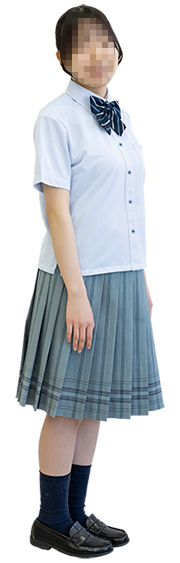 岐阜女子高等学校の夏服制服：サックスブルーのブラウスとグレープリーツスカート